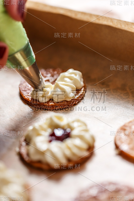 糕点师在装饰千层蛋糕