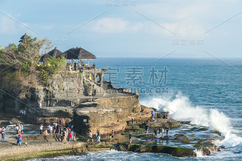 塔巴南-游客参观塔纳寺，巴厘岛