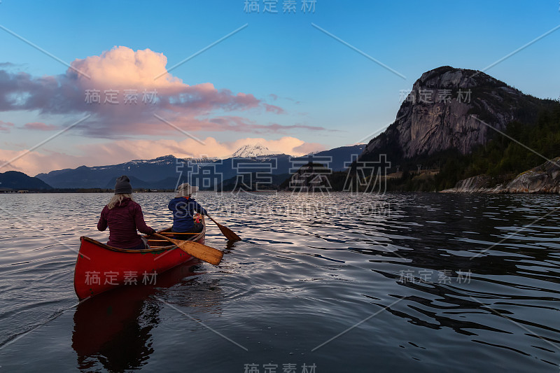 爱冒险的人们在独木舟上欣赏加拿大的山景