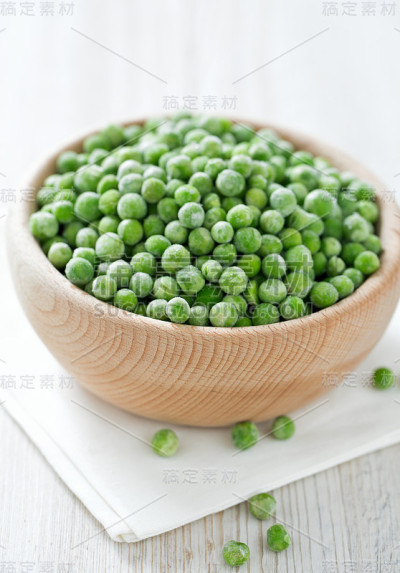 在木头表面冷冻豌豆