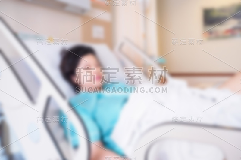 医院里的女病人因为背景模糊了