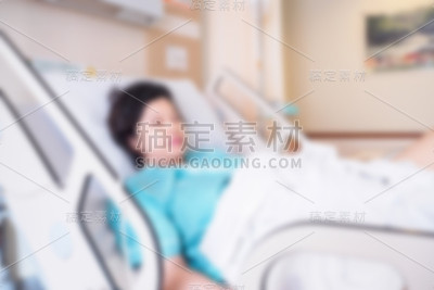 医院里的女病人因为背景模糊了