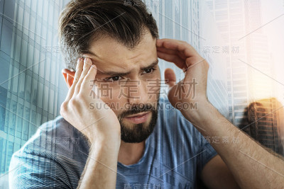 深沉严肃的人往一边看，碰了碰自己的头