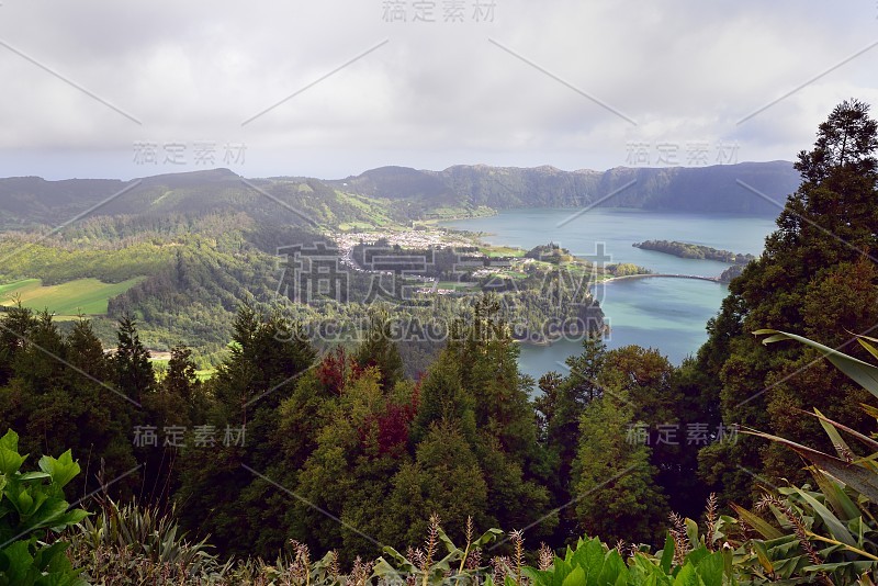 火山口湖岸的弗纳斯村