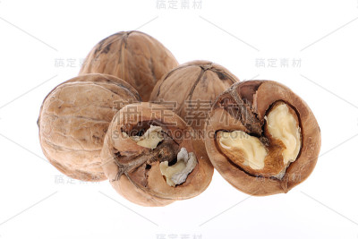 完整和开裂的核桃孤立在白色背景上