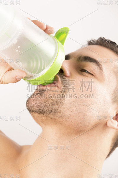 运动健将和蛋白质奶昔瓶