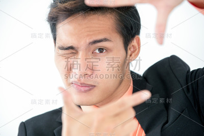 集中英俊的亚洲人的注意力