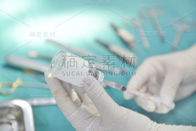 手持注射器和药瓶准备注射
