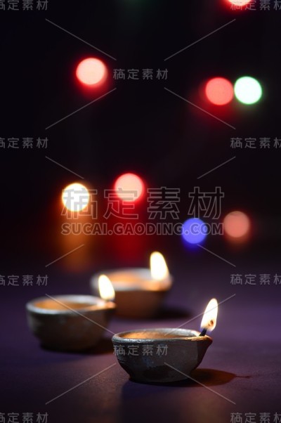 在排灯节庆祝期间，彩色的粘土灯盏被点亮。问候卡设计印度的光节日称为排灯节。