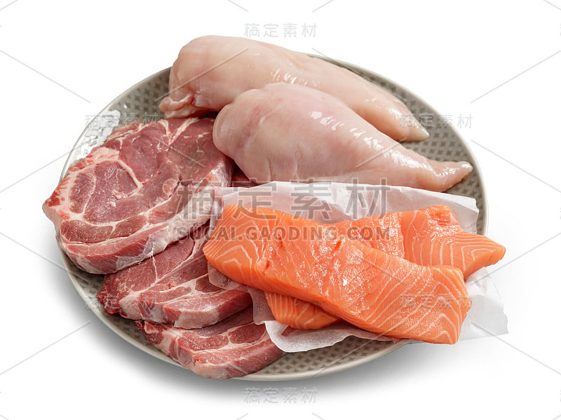 一盘生鲑鱼和肉