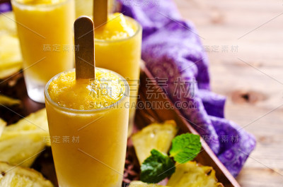 自制的水果冰棒
