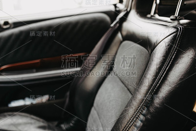 豪华轿车的黑色皮革内饰。手工制作的皮革家具