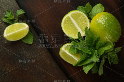 板上的柠檬和薄荷特写