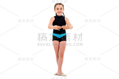 女孩练习和做艺术体操的肖像，白色的背景。