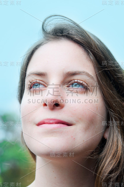 仰望大自然的女人