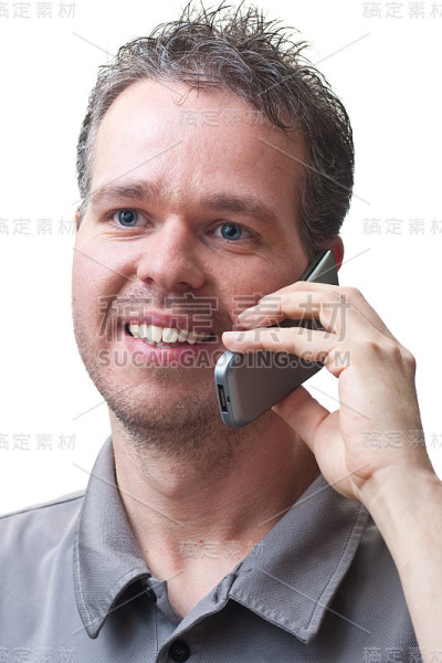 男人在打电话