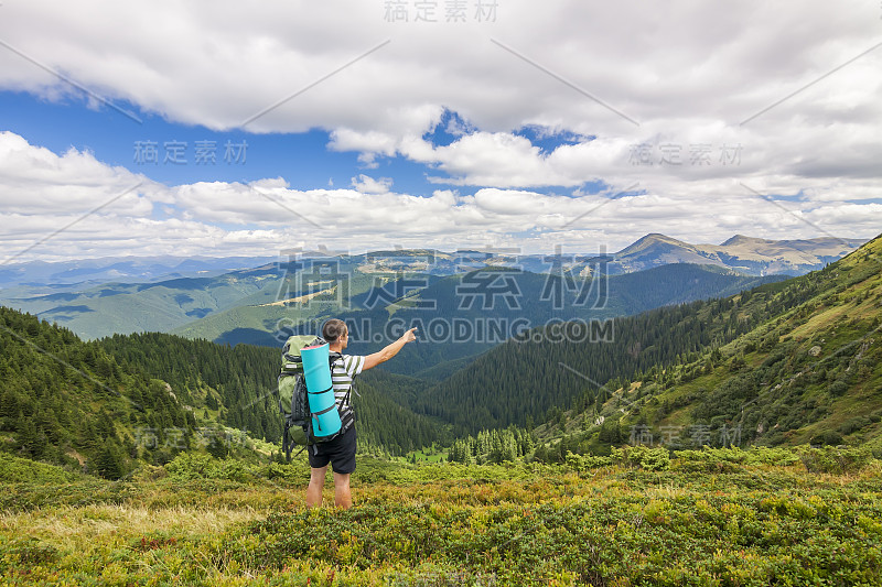 背着背包站在山上的徒步旅行者