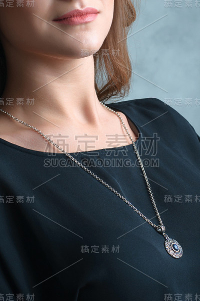 美丽和奢侈的项链与珠宝在美女脖子上