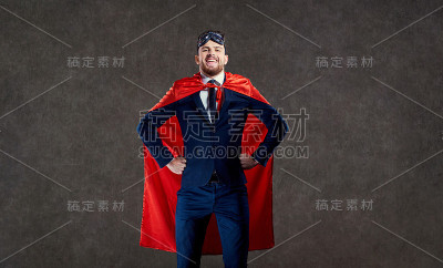 一个穿着超级英雄服装，情绪积极的人