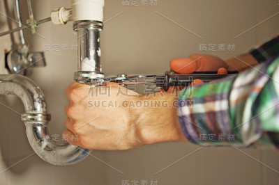 水管工在工作