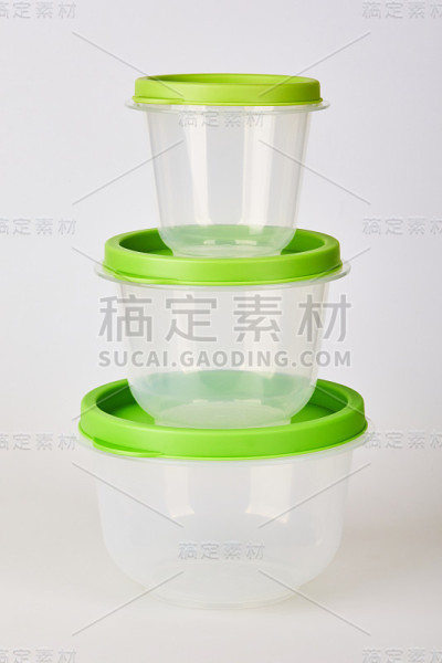 一套圆形透明塑料食品储存容器与绿色盖子隔离