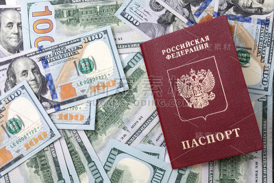 一百元的护照和钞票。
俄罗斯国际护照。旅游的概念