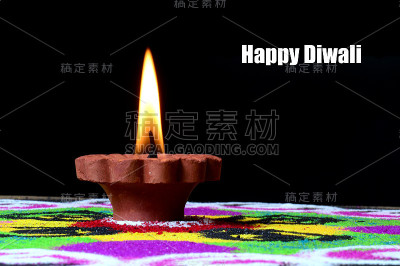 粘土灯盏在排灯节庆祝期间点燃，以兰高利为背景