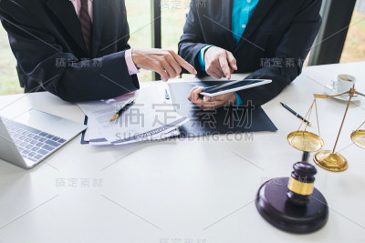 商务律师在法庭上为客户进行法律立法工作。