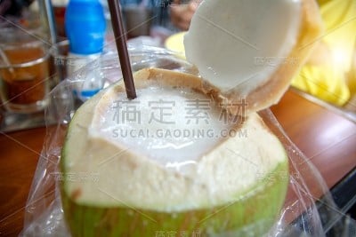 椰汁冰沙放入椰果内，用吸管饮用