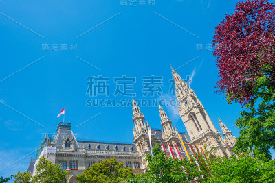 一座高楼耸立在蓝天上