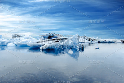 冰岛Jokulsarlon冰川泻湖的冰山风景。