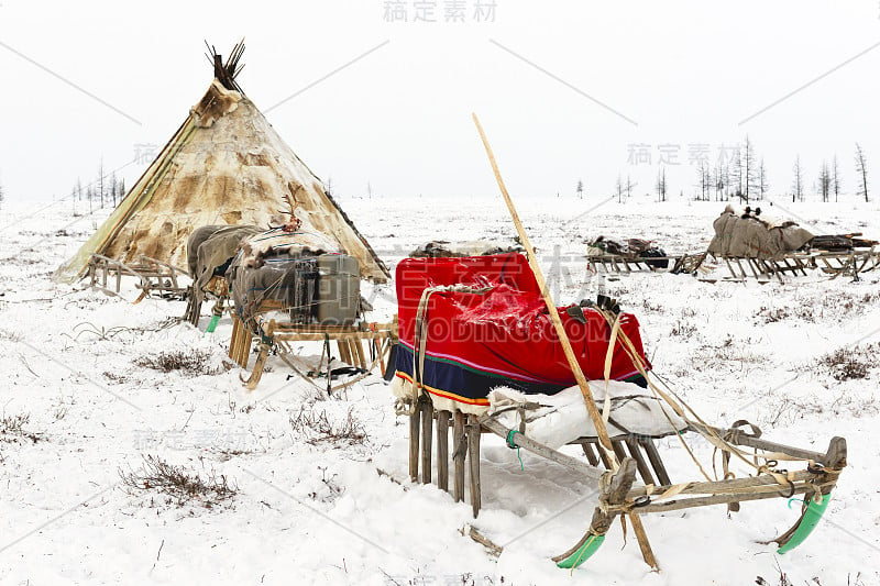 冰天雪地的极地苔原上游牧部落的营地。