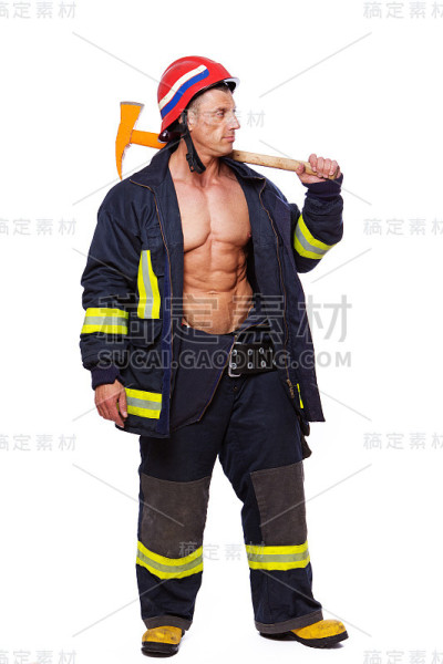 肌肉男穿着制服摆姿势的肖像