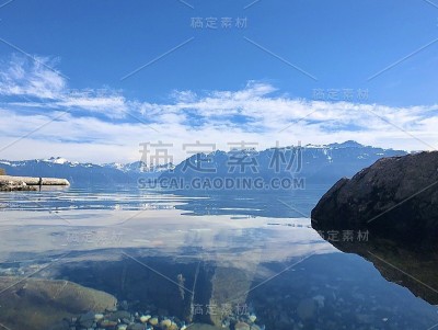 湖景的山脉