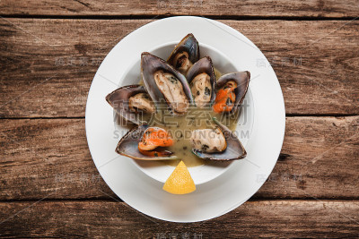 美味的热贻贝汤。地中海食物。