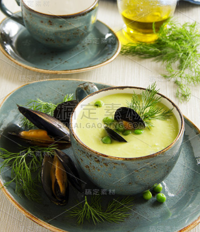 奶油豌豆汤配小贻贝。