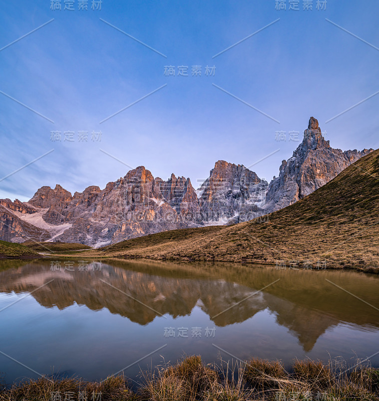 黄昏黄昏，意大利特兰托的高山白云石山秋景。湖或拉盖托白塔塞甘蒂尼的观点。