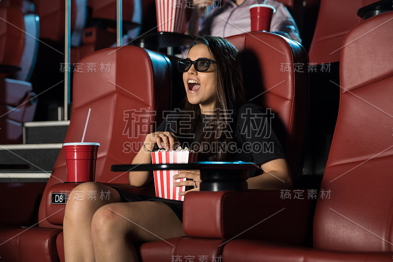 女人对电影中的3D场景感到惊讶