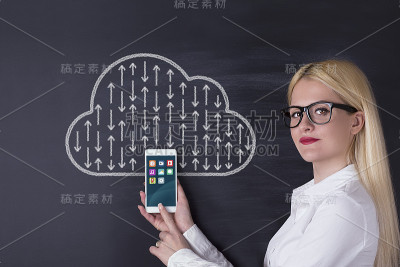 商业女性，黑板上的云计算