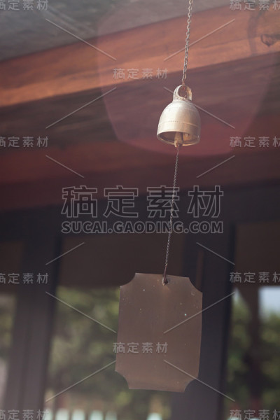 钟挂在木屋顶上