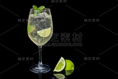 黑色背景上的莫吉托