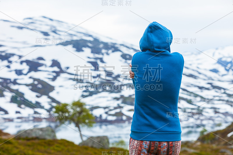 在挪威山区的女游客