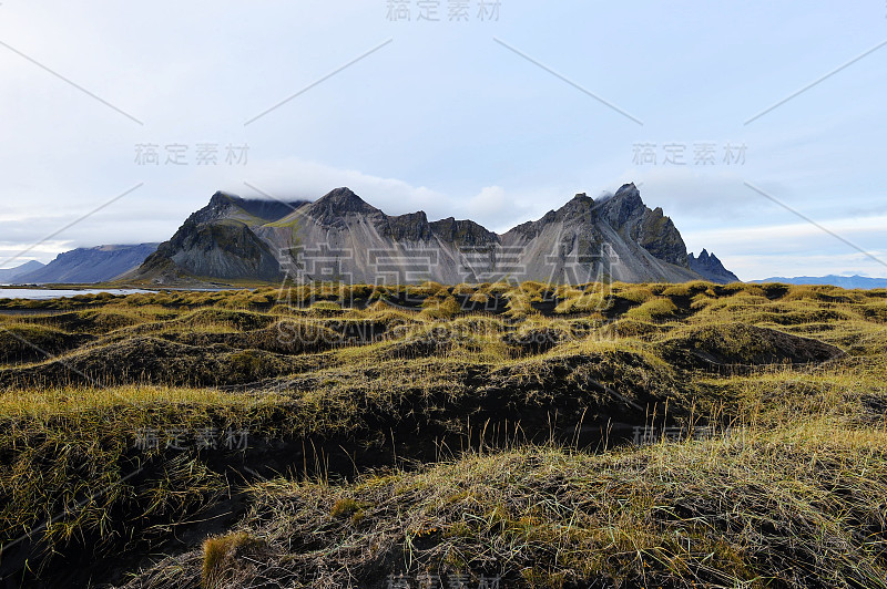 海边有高山和火山熔岩沙丘