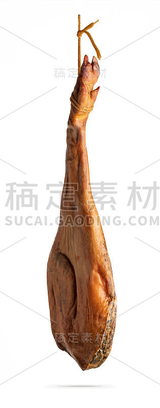 西班牙伊比利亚塞拉诺火腿的整条腿挂在一根绳子上。孤立在白色背景上