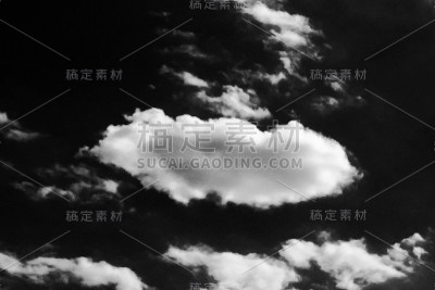 黑色天空上孤立的白云