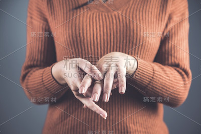 女人疼的手指