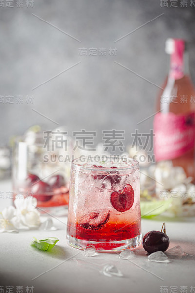 冷樱桃柠檬水