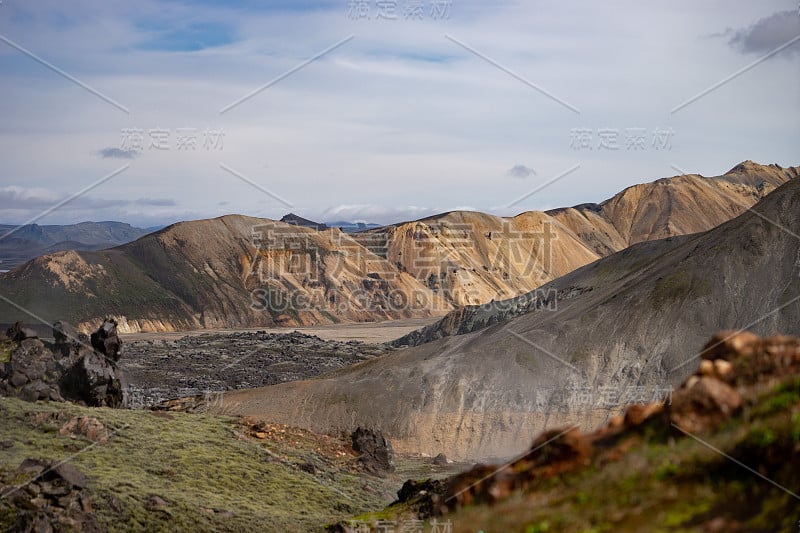 Landmannalaugar山谷。冰岛。拉格维格徒步小径上的五彩山。由多种颜色的岩石、矿物质、青草