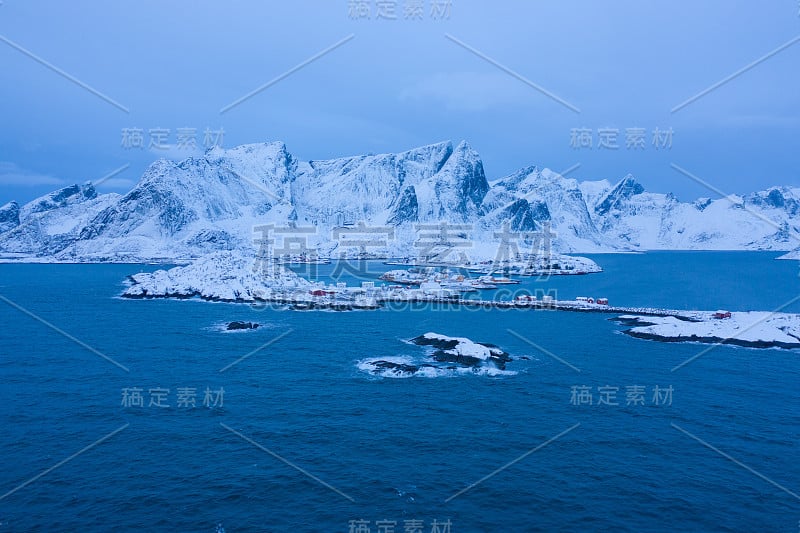 鸟瞰图的挪威渔村勒奈市，罗浮敦群岛，北欧，挪威，欧洲。白雪皑皑的山峦，是冬季自然景观的背景。著名的旅