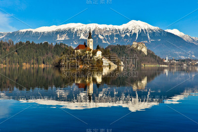 湖上的教堂和山景